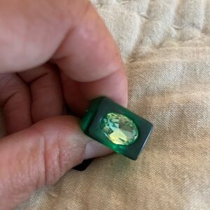 💚 NET J Crew green lucite crystal statement ring sz 5